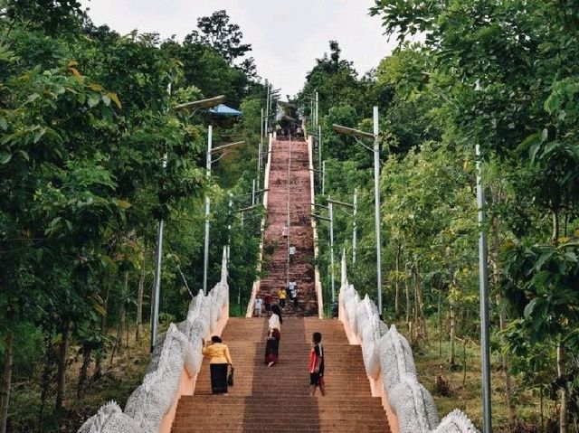 เดินบันไดไปไหว้พระที่ภูสิงห์ จ.กาฬสินธุ์