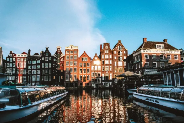Eine Grachtenfahrt ist die beste Art, Amsterdam zu erleben