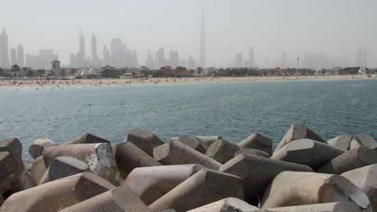 迪拜码头（Dubai Mari）错落有致地耸立着各种摩天大楼