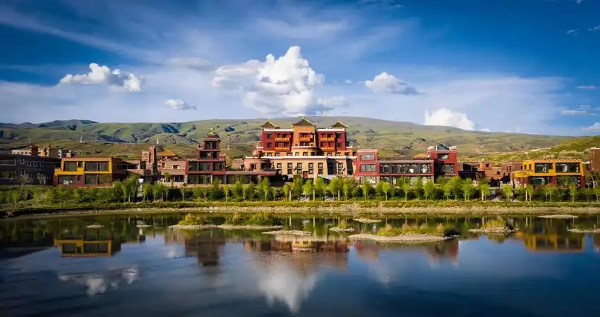 Hotels near Gesar City
