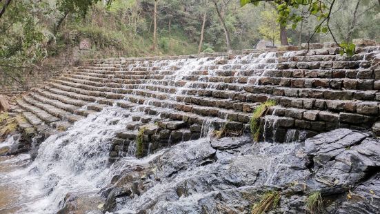 山不大爬起来不累，雨季过后泉水充沛，农家乐整顿后还原了自然风