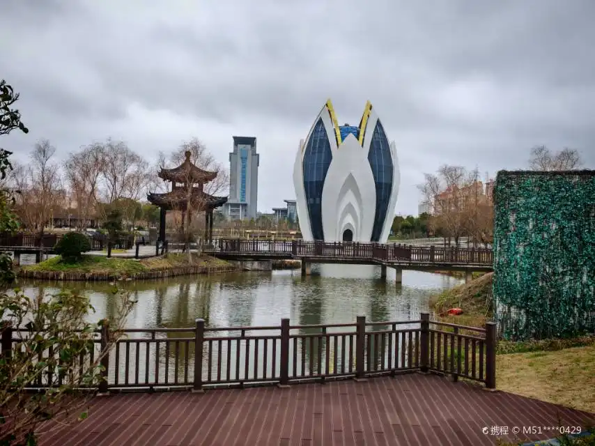Hotels near Lingxiu Park