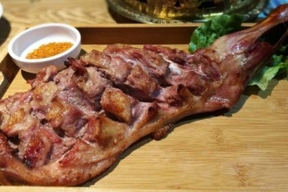 乌勒吉羊粪火自煮手扒肉饭店
