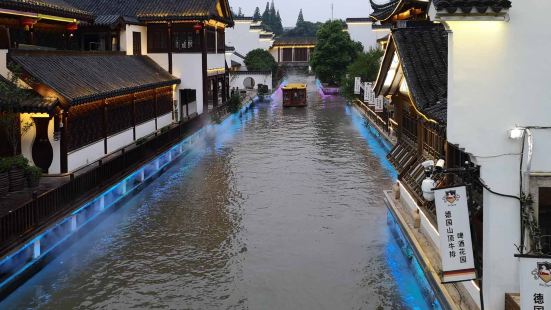白鹭洲水街位于南京市内的白鹭洲公园秦淮河道上，在明城墙与夫子
