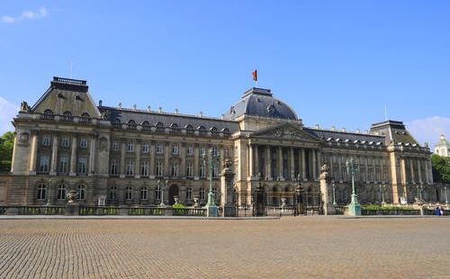 布鲁塞尔皇宫是首都的最著名的一座建筑物，皇宫的巨大的历史结构