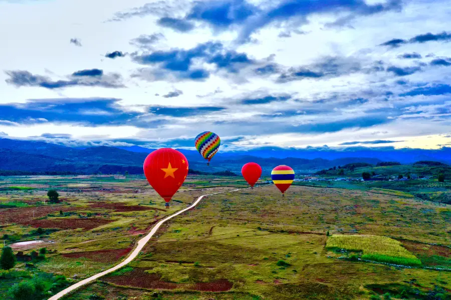 盐源“卡拉坝热气球自由飞”空中游览