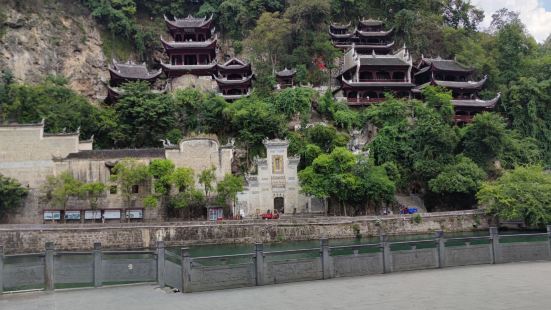 镇远古城环河而建，依山傍水，风景如画，这里有悠久的历史，水流