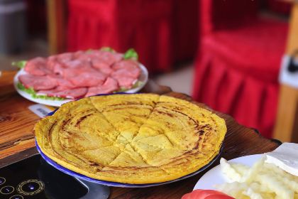 阿妈野生菌土鸡腊排骨·蒸汽石锅鱼