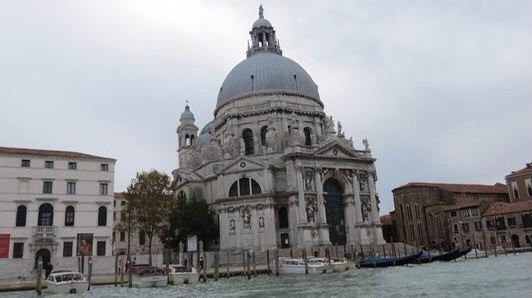 聖母教堂也是威尼斯的一個歷史建築，外觀建築很有特色，辨識度蠻
