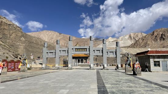 无极龙凤宫位于昆仑山上，青藏公路109国道的边上。从格尔木出