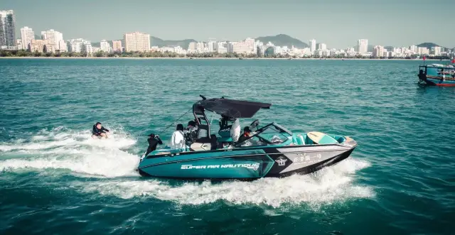 Wakesurfing in Sanya