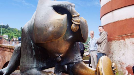 海德堡的这个铜猴非常有名，据说还是一个网红打卡点。这个猴子的