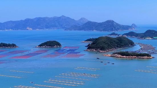 花竹村位于霞浦三沙镇东海岸山上.居高望远近景有竹排.中景有渔