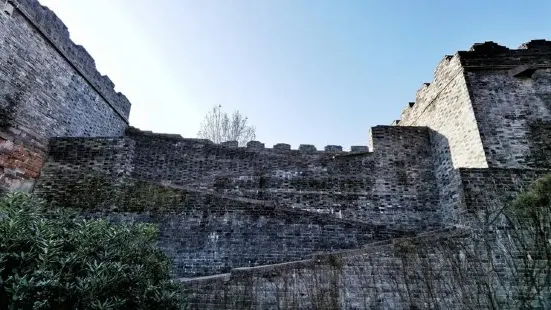 衢州古城墙 城墙还保留着一些断壁残垣，护城河蜿蜒围绕，特别的