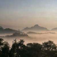 หมู่บ้านในหุบเขา​ ท่ามกลางสายหมอก