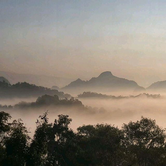 หมู่บ้านในหุบเขา​ ท่ามกลางสายหมอก