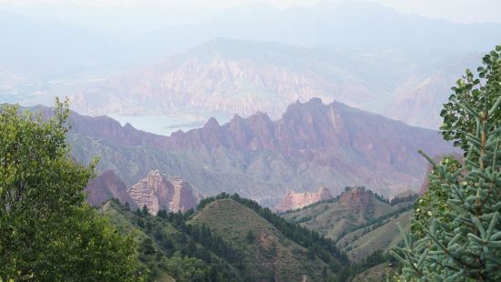 车从西门进的,开了挺久的,草原,丹霞地貌,湖景,小森林,藏寺