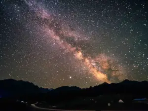 Attrazioni del Giro Notturno a Tekes: le opzioni più popolari