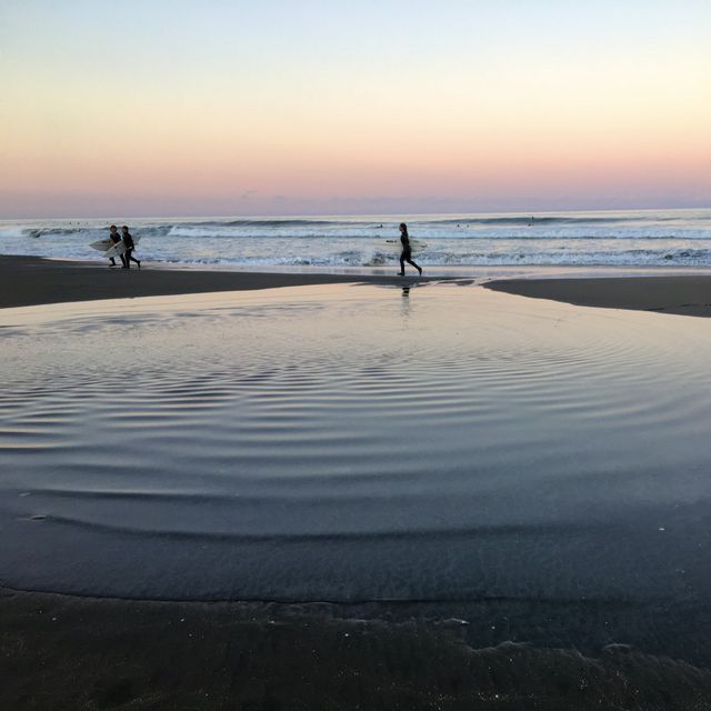 海と鳥居が見える「釣ヶ崎海岸」