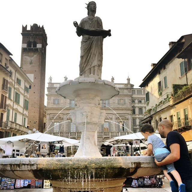 意大利最迷人廣場|Piazza Erbe藥草廣場|市集滿滿，游人超多！