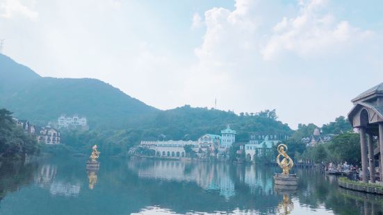 东部华侨城有两个园区，分别为挑战趣味性的大峡谷和休闲观景的茶