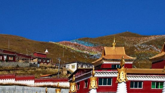 東嘎寺地處川西北的偏遠山區，位於甘孜藏族自治州色達縣的東嘎山