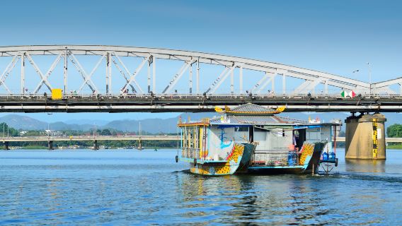 Berlepas dari Bandar Hue: Lawatan Sehari Penuh Kumpulan Kecil dengan Pemandu | Kota Diraja, Pagoda Thien Mu, Pasar Dong Ba dan Makam Diraja
