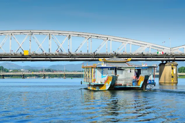 Отели рядом с достопримечательностью «Национальная Школа «Куок Хок»»