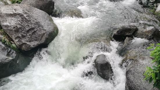 风景优美，空气非常好，山川，河流，水上小木屋