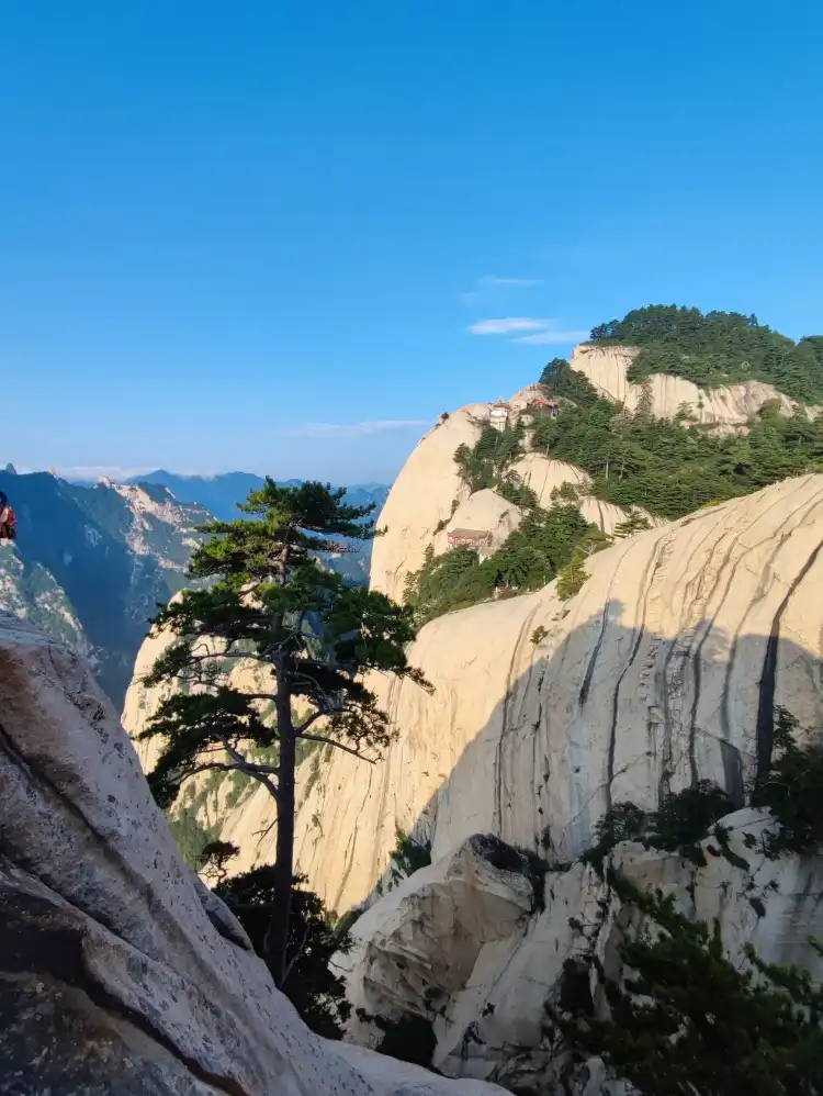 Hotels near Canglong Mountain
