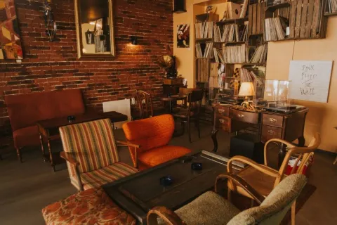 Needle Vinyl Bar