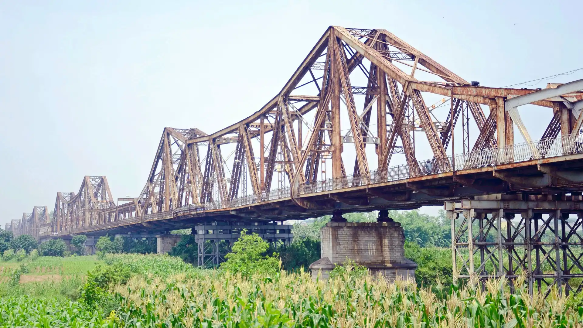 Hotels near Long Bien Bridge
