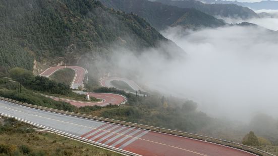 十二盤坡位於青海互助縣境內達坂山黃崖豁公路上，從西寧到互助北