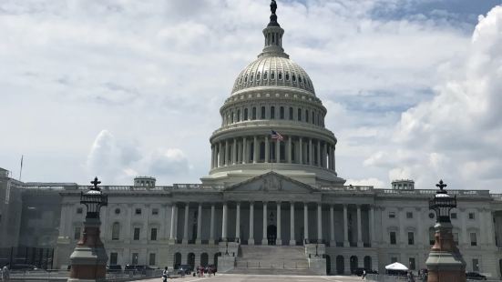 华盛顿最标志性的建筑就是国会大厦了，它是美国政治的象征，由一