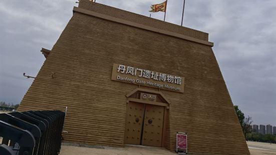 大明宫国家遗址公园丹阳门博物馆坐落在气势磅礴的丹阳门里面。里