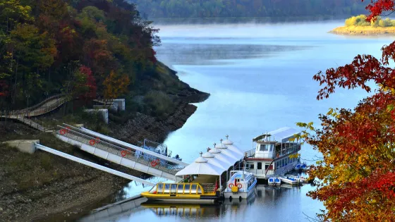 龍順雪山飛湖景區