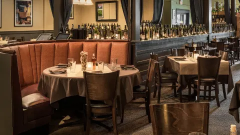Tavolo Wine Bar & Tuscan Grille in 史密斯菲爾德