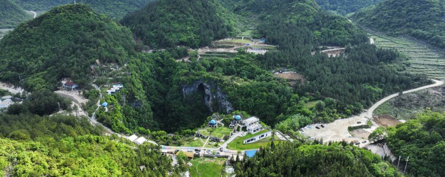 Aluzhuoya Manjin Tiankeng Scenic Area