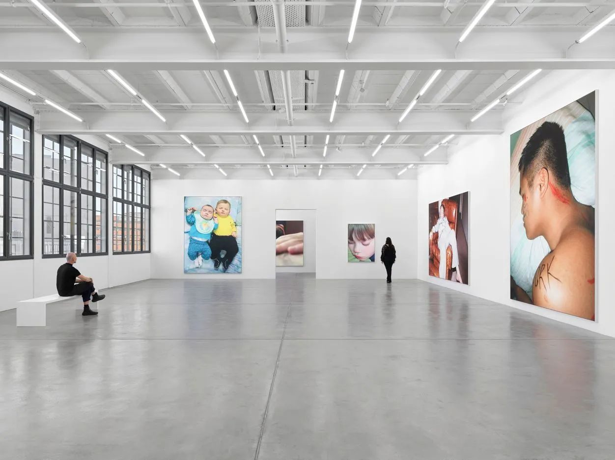 Steven Shearer: The Golden Recline | Galerie Eva Presenhuber