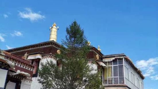 白石崖寺已有三百多年的历史，曾经是拉扑楞寺的下属寺院，是祈福