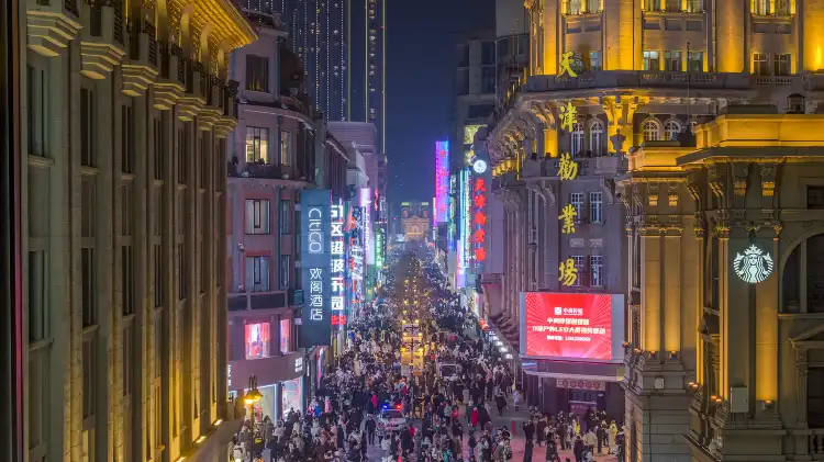 鄰近濱江道商業街的酒店