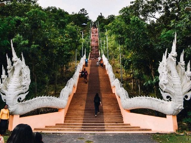 เดินบันไดไปไหว้พระที่ภูสิงห์ จ.กาฬสินธุ์