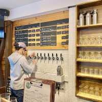 足湯に浸かりながらクラフトビールを
