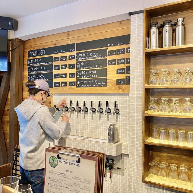 足湯に浸かりながらクラフトビールを