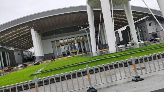 宁波国际会展中心，现代化的建筑，科技文明的结晶。气派，有科技
