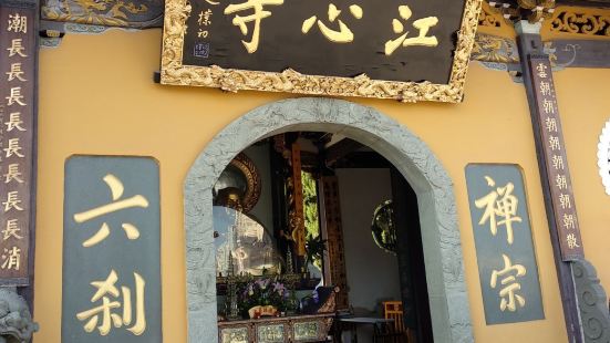 温州江心屿上有个江心寺，这是个历史悠久的古刹，是历经岁月洗礼