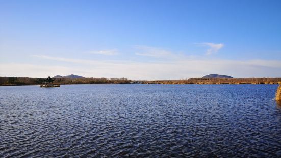药泉湖的美很特别，不同于老黑山和白龙湖，那是在壮阔的北国风光