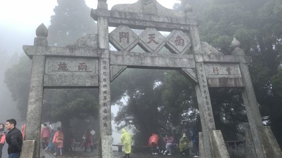 南岳衡山南天门牌坊是座落在祝融峰下的一座精致的石牌坊，又称&