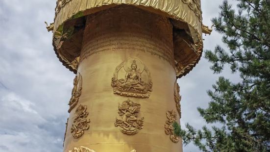 大佛寺转经筒是全世界最大的转经筒，标志物磅礴大气，要很多人才
