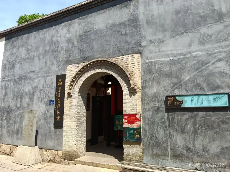 Hotels near Ermei Bookstore